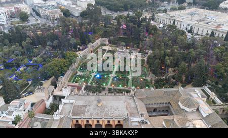 Vue aérienne d'un palais historique avec jardins luxuriants, sentiers et arbres. Banque D'Images