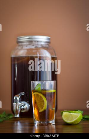 Kombucha avec kombucha et menthe sur une table rustique. Banque D'Images