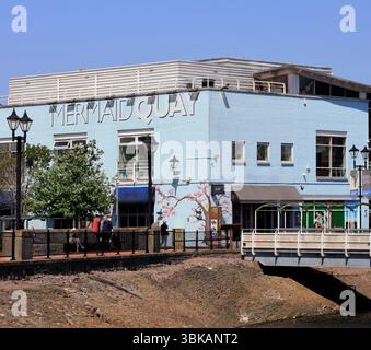 Vue vers Mermaid Quay, Cardiff Bay. Prise mai 2025 au printemps Banque D'Images