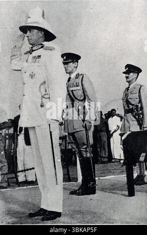 La cérémonie d'ouverture du Collège de police du Sud, Ikeja : S.E. le Gouverneur prend le salut. D'après un exemple imprimé publié au siège de la police nigériane à Lagos, dans le Nigeria police Magazine, décembre 1948-1950. Banque D'Images