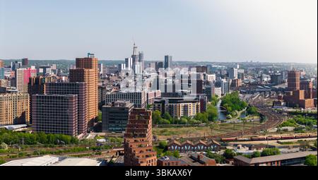 Vue panoramique aérienne du paysage au-dessus du centre-ville de Leeds dans le West Yorkshire, Royaume-Uni avec des gratte-ciel modernes et des liaisons de transport vers la gare Banque D'Images