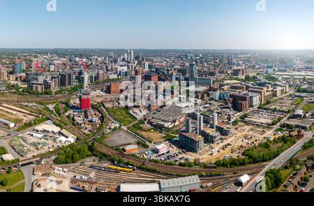 Vue panoramique aérienne du paysage au-dessus du sud du centre-ville de Leeds près de Hunslet dans le West Yorkshire, Royaume-Uni avec de nouveaux gratte-ciel sous constr Banque D'Images