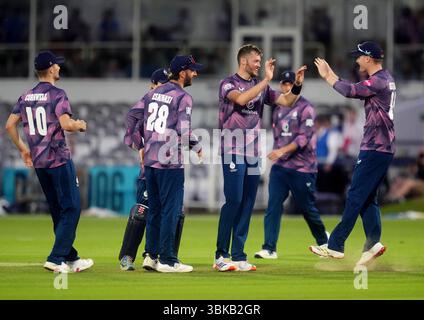 Tom Helm de Middlesex (2e à droite) célèbre sa victoire sur Essex lors du match Vitality Blast T20 au Lord's Cricket Ground, Londres. Date de la photo : jeudi 19 juin 2025. Banque D'Images
