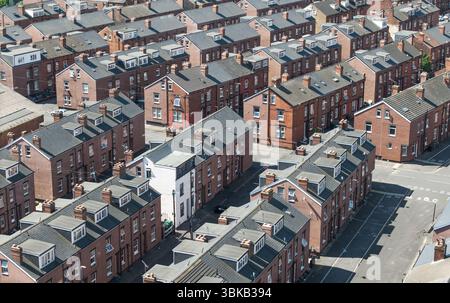 Une vue aérienne au-dessus des toits de maisons mitoyennes coulées dos à dos sur un grand domaine résidentiel dans le nord de l'Angleterre Banque D'Images
