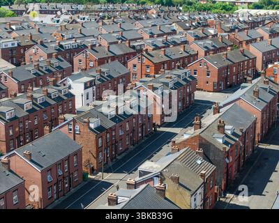 Une vue aérienne au-dessus des toits de maisons mitoyennes coulées dos à dos sur un grand domaine résidentiel dans le nord de l'Angleterre Banque D'Images