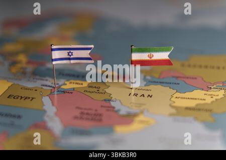 Drapeaux d'Israël et de l'Iran épinglés sur la carte montrant le conflit et la tension croissante dans la région du moyen-Orient. 19 juin 2025 Banque D'Images