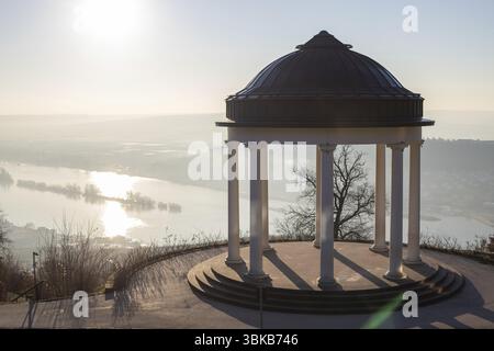 Beau temple dans un paysage photographié. Lever du soleil un matin d'hiver. Belle vue le long du Rhin au Niederwaldtempel, Niederwalddenkmal, Hesse, G. Banque D'Images