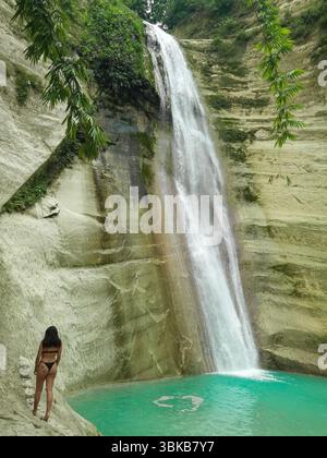 Eau de canyon turquoise, cascade tropicale, jungle luxuriante. DAO Falls à Samboan, Philippines, cascades à travers une gorge de calcaire spectaculaire entourée par Banque D'Images