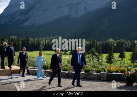 Kananaskis (États-Unis d'Amérique). 16 juin 2025. Le président américain Donald Trump s’en va suivi par le premier ministre canadien Mark Carney, la première ministre italienne Giorgia Meloni, le président français Emmanuel Macron, le premier ministre japonais Shigeru Ishiba et le président du Conseil européen Antonio Costa après la photo de groupe prise lors du Sommet du G7 au Pomeroy Kananaskis Mountain Lodge, le 16 juin 2025, à Kananaskis, Alberta, Canada. Crédit : Daniel Torok/White House photo/Alamy Live News Banque D'Images