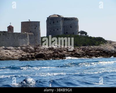 Les visiteurs admirent le Fort Arza historique, perché sur la péninsule de Lustica, surplombant la mer Adriatique cristalline. Cette ancienne structure présente Banque D'Images