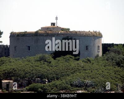 Fort Mamula se trouve sur l'île de Lastavitsa dans la mer Adriatique de Montenegros. Cette forteresse historique offre une vue imprenable sur le paysage environnant et Banque D'Images