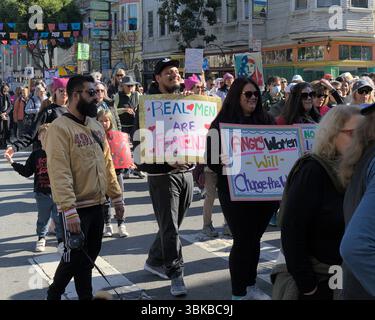 défilent pour le féminisme et les manifestants LGBT. Photo prise lors de la manifestation populaire de San Francisco en 2025. Banque D'Images