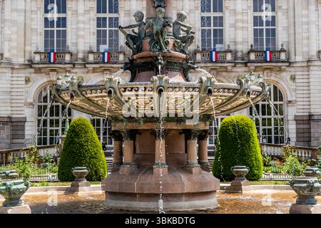 Fontaine devant l'hôtel de ville de Limoges, construite en 1892–1893 : la fontaine représente quatre garçons qui représentent symboliquement les différentes étapes de l'industrie de la porcelaine : dessinateur, modeleur, sculpteur et peintre décorateur. Il se compose d’un grand bassin avec des bassins en porcelaine supplémentaires de l’usine Guérin, fabricant de porcelaine réputé de Limoges. Place Léon Betoulle, Limoges, Nouvelle-Aquitaine, France Banque D'Images