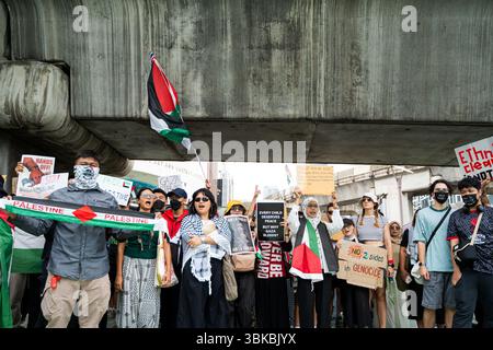 Les manifestants tiennent des drapeaux palestiniens, des pancartes et des foulards pendant la manifestation. Une marche de solidarité pour Gaza a eu lieu à Bangkok. Organisé par la Palestine Solidarity Campaign (PSC), l'événement a rassemblé des manifestants appelant à un cessez-le-feu, à la fin du génocide, de l'apartheid et de l'occupation, et à l'accès de l'aide humanitaire à Gaza. Les participants portaient des drapeaux palestiniens et des pancartes avec divers messages de soutien. Banque D'Images