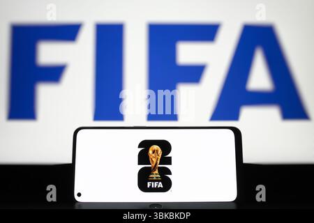 Le logo de la Coupe du monde de la FIFA 2026 s'affiche sur l'écran d'un smartphone. Avec le logo FIFA en arrière-plan. Indonésie - 31 août 2024 Banque D'Images
