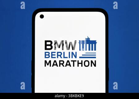 Logo BMW Berlin Marathon affiché sur l'écran du smartphone. Indonésie - 31 août 2024 Banque D'Images