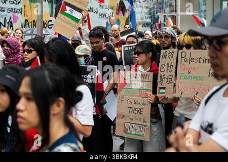 Bangkok, Thaïlande. 15 juin 2025. Une foule de manifestants défilent avec des drapeaux palestiniens et des pancartes exprimant leur opinion pendant la manifestation. Une marche de solidarité pour Gaza a eu lieu à Bangkok. Organisé par la Palestine Solidarity Campaign (PSC), l'événement a rassemblé des manifestants appelant à un cessez-le-feu, à la fin du génocide, de l'apartheid et de l'occupation, et à l'accès de l'aide humanitaire à Gaza. Les participants portaient des drapeaux palestiniens et des pancartes avec divers messages de soutien. (Crédit image : © Ploy Phutpheng/SOPA images via ZUMA Press Wire) USAGE ÉDITORIAL SEULEMENT ! Non destiné à UN USAGE commercial ! Banque D'Images