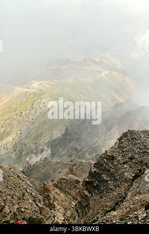 Shattered Giant : falaise rocheuse monumentale d'Ouzbékistan Banque D'Images