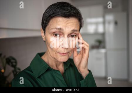 Femme âgée en détresse dans la douleur et l'incertitude. Détérioration de la santé, portrait féminin oublié Banque D'Images