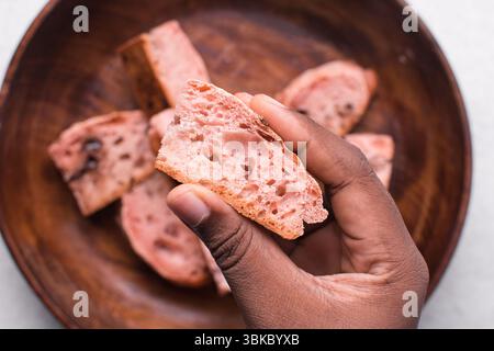 Vue aérienne de tranches de levain aux fraises et au chocolat, vue de dessus de pain artisanal rose et chocolat, pain artisanal ouvert à la miette Banque D'Images