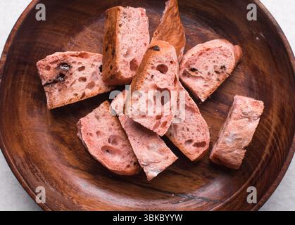 Vue aérienne de tranches de levain aux fraises et au chocolat, vue de dessus de pain artisanal rose et chocolat, pain artisanal ouvert à la miette Banque D'Images