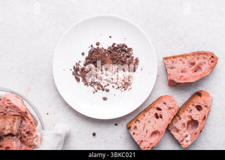 Vue aérienne de tranches de levain aux fraises et au chocolat, vue de dessus de pain artisanal rose et chocolat, pain artisanal ouvert à la miette Banque D'Images