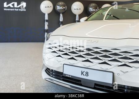 Almaty, Kazakhstan - 11 juin 2025 : voiture de radiateur de calandre avant KIA K8. Constructeur automobile coréen Banque D'Images