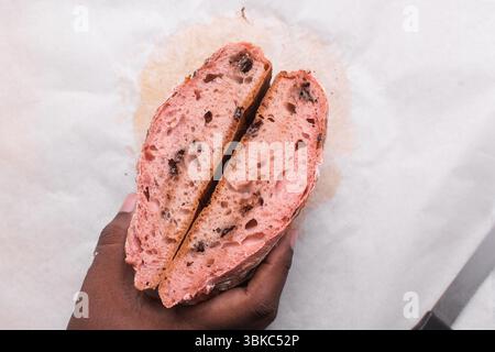Vue aérienne de tranches de levain aux fraises et au chocolat, vue de dessus de pain artisanal rose et chocolat, pain artisanal ouvert à la miette Banque D'Images