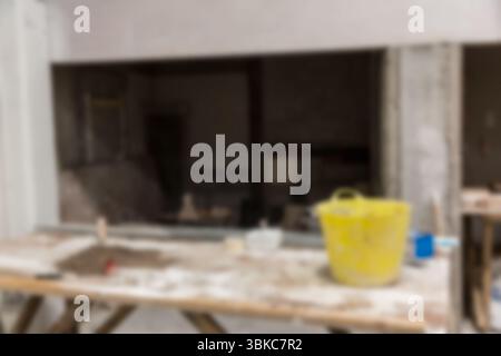 La conception plate montre le mortier de maintien d'échafaudage, la truelle, le bol, le seau jaune dans l'intérieur de rénovation Banque D'Images