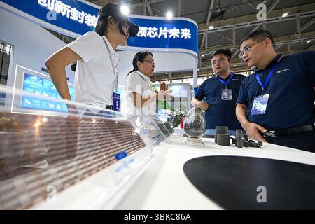 NANJING, CHINE - 20 JUIN 2025 - les visiteurs regardent les produits d'encapsulation en plastique époxy à l'exposition mondiale des semi-conducteurs 2025 à Nanjing, province du Jiangsu, Chine, le 20 juin 2025. Banque D'Images