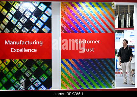 NANJING, CHINE - 20 JUIN 2025 - les visiteurs ont visité la zone d'exposition TSMC lors de l'exposition universelle des semi-conducteurs 2025 à Nanjing, province du Jiangsu, Chine, le 20 juin 2025. Banque D'Images