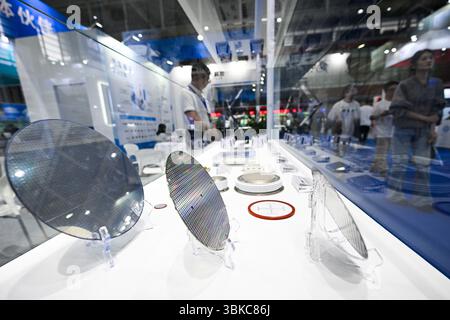 NANJING, CHINE - 20 JUIN 2025 - les produits semi-conducteurs exposés à l'exposition universelle des semi-conducteurs 2025 à Nanjing, province du Jiangsu, Chine, le 20 juin 2025. Banque D'Images