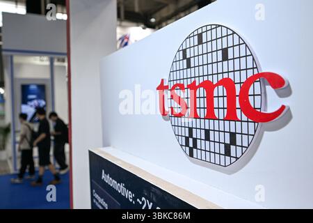 NANJING, CHINE - 20 JUIN 2025 - les visiteurs ont visité la zone d'exposition TSMC lors de l'exposition universelle des semi-conducteurs 2025 à Nanjing, province du Jiangsu, Chine, le 20 juin 2025. Banque D'Images