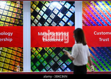 NANJING, CHINE - 20 JUIN 2025 - les visiteurs ont visité la zone d'exposition TSMC lors de l'exposition universelle des semi-conducteurs 2025 à Nanjing, province du Jiangsu, Chine, le 20 juin 2025. Banque D'Images