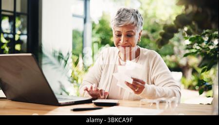Senior, femme heureuse ou ordinateur portable avec calculatrice ou reçus pour déclaration d'impôt ou finance à la maison. Mature, femme personne et sourire avec fiche de paie, factures ou Banque D'Images
