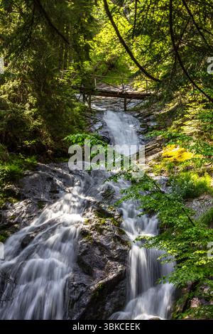Belle cascade du Canyon des cascades ECO chemin à Smolyan, Bulgarie Banque D'Images
