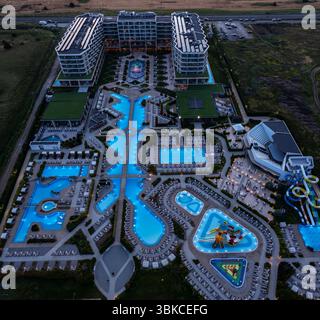 Vue aérienne de l'hôtel de luxe avec de nombreuses piscines éclairées la nuit Banque D'Images