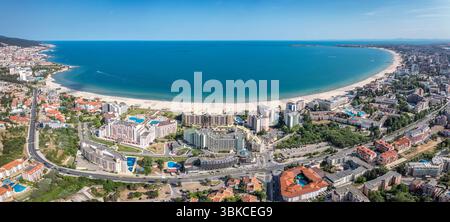 Vue aérienne à la plus grande station balnéaire Sunny Beach sur la mer Noire, Bulgarie Banque D'Images