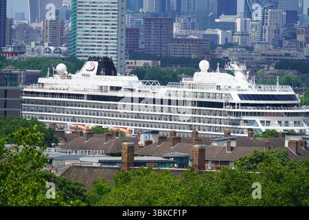 Grand bateau de croisière amarré dans un paysage urbain avec City Skyline. Greenwich, Londres, Angleterre Banque D'Images