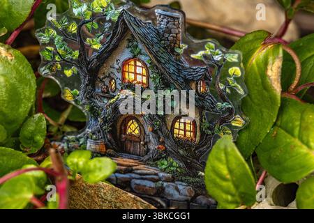 Petite maison colorée pour les elfes cachés dans le jardin, maison de Baba Yaga, décorations de jardin, conception de l'espace dans le jardin à la maison Banque D'Images