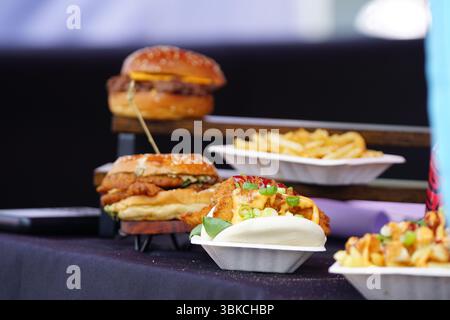 Gros plan d'un assortiment de plats gastronomiques de rue sur une table. Greenwich, Londres, Angleterre Banque D'Images