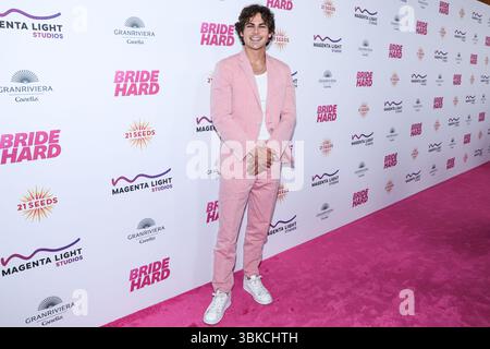 Los Angeles, États-Unis. 18 juin 2025. LOS ANGELES, CALIFORNIE, États-Unis - 18 JUIN : Adam Collins arrive à la première de Los Angeles de 'bride Hard'' Magenta Light Studios qui a eu lieu au complexe DGA Theater de la Directors Guild of America le 18 juin 2025 à Los Angeles, Californie, États-Unis. (Photo de Kay Qiao/image Press Agency) crédit : image Press Agency/Alamy Live News Banque D'Images