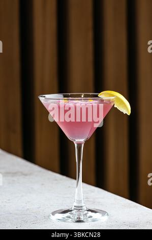 cocktail cosmopolite dans un verre à martini Banque D'Images