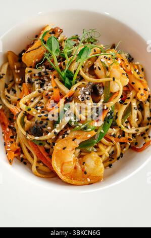 udon avec crevettes et sésame Banque D'Images