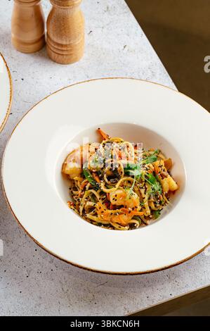 udon avec crevettes et sésame Banque D'Images