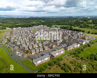 Vue aérienne du lotissement moderne de Cowglen à Glasgow, Écosse, Royaume-Uni Banque D'Images