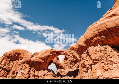 Double Arch dans le parc national d'Arches le jour du ciel bleu ensoleillé Banque D'Images