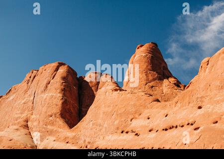 Trous de vent dans les formations de Red Rock dans le parc national d'Arches Banque D'Images