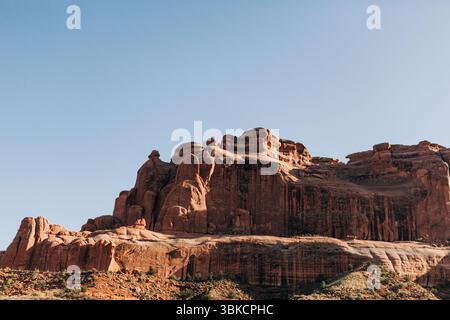 Ombres de coucher de soleil sur les formations rocheuses rouges dans le parc national des Arches Banque D'Images