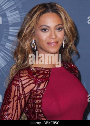 (FILE) Miley Cyrus rejoint Beyoncé pour les débuts en direct de « II Most Wanted » lors de la tournée « Cowboy carter » à Paris. INGLEWOOD, LOS ANGELES, CALIFORNIE, États-Unis - 24 AOÛT : la chanteuse, compositrice, actrice et femme d'affaires Beyoncé Knowles carter portant une robe Zuhair Murad, des chaussures Christian Louboutin et des bijoux Lorraine Schwartz pose dans la salle de presse lors des MTV Video Music Awards 2014 qui se sont tenus au Forum le 24 août 2014 à Inglewood, Los Angeles, Californie, États-Unis. (Photo de Xavier Collin/image Press Agency) Banque D'Images